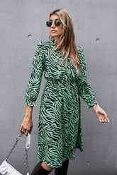 Kleid mit V-Ausschnitt und bedruckter Taille